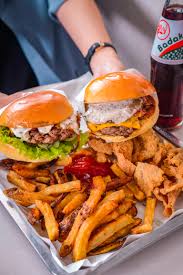 Burger di lawless burgerbar disajikan eksklusif dengan porsi yang tak biasa. Byurger Pasar Cipete Selatan Jakarta Anakjajan Com