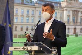 Sněmovna by podle poslanců ano a čssd měla uložit ministerstvu školství, aby kvůli odkladům obnovení prezenční výuky umožnilo letos studentům získat úřední maturitu, tedy udělení maturitní známky bez zkoušek podle průměru za studium. Studentske Listy