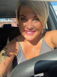 Is there a restaurant around the lake with an obstacle course