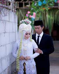 Banyak sekali spot foto untuk prewedding , di pendopo, kolam, gerbang istana. The Wedding Mua Yustin Riaspengantin Photo Bayu Photo Works Weddingsragen Weddingku Weddingsolo Weddi Wedding Planning Wedding Nikah