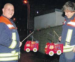 Laterne Laterne Wahrend Des Hohestadter Martinsumzugs Sorgt Die Feuerwehr Fur Die Strec Laternen Basteln Feuerwehrauto Basteln Laterne Basteln Anleitung