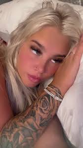 Beth Askew's Instagram, Twitter & Facebook