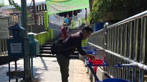 Sunan drajat juga memiliki gelar sunan mayang madu yang diberikan oleh sultan demak pertama yaitu raden patah. Wisata Religi Sunan Giri Gresik Buka Dengan Protokol Kesehatan Peziarah Tunjukkan Hasil Rapit Tes Surya Travel