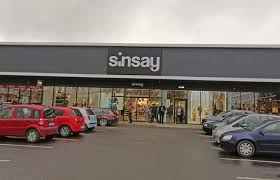 Every shopping center is dominated by open spaces, large rooms, where the need for light is greater. Cum AratÄƒ Noul Magazin Sinsay Deschis AstÄƒzi La Roman Value Centre Romanul Financiar