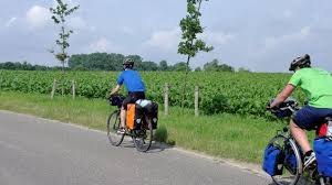 Die Richtige Ausrustung Fur Eine Fahrradtour In 2020 Fahrradtour Fahrrad Fahrradreisen