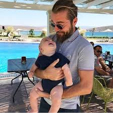 Aynı karakteri, canlandırmaya özel bir yaşlandırma tekniği ile 2019'da ekrana gelen kuruluş osman gazi. Pin Von Tania Mara Di Lascio Auf Engin Altan Duzyatan