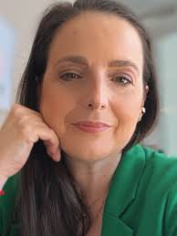 ⏳ Eu já esperei o momento perfeito… e perdi oportunidades. Por muito tempo,  acreditei que precisava ter tudo pronto para dar um passo. Mas descobri, na  prática, que o momento certo não