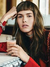 Pour une frange en pleine santé qui garde un effet naturel, les plaques lissantes sont à proscrire. 1001 Idees Pour Une Coiffure Avec Frange Courte