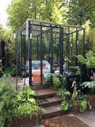 un cube serre utilise comme espace d interview dans un jardin extensiondemaison agrandissement unpieceenplus uncubedansmonjardin