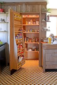 Un Chaleureux Atelier Culinaire En 2020 Amenagement Cuisine Amenagement Maison Etagere Rangement Cuisine
