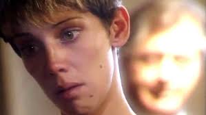 Laura intenta matar a Regina