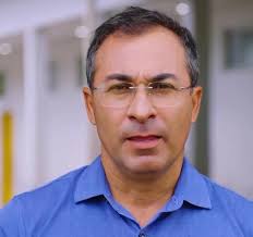 Quando o Prefeito Ensina Demagogia e Reprova em Valorização: O Teatrinho de Wagner  Rodrigues contra os Professores