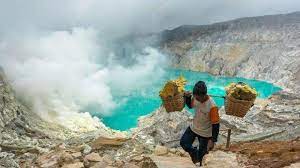 Bagi kamu yang tertarik untuk berlibur ke gunung ijen atau kawah ijen sangat disarankan untuk. Penutupan Wisata Kawah Ijen Banyuwangi Diperpanjang Hingga 25 Juli 2021 Tribunjatim Travel