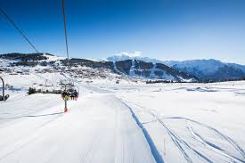 Des conditions d'enneigement exceptionnelles à 1650 m d'altitude qui permettent une ouverture des domaines de décembre à fin avril. Domaine Skiable Les Saisies Les Pistes Ski Planet