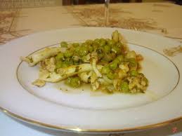 Sfumate con il vino bianco e aggiungete i piselli la doria scolati e gli anelli di calamaro. Calamari Con Piselli Polpo E Calamari