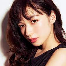 夏のカジュアルメイクで大切なのは どこまで女っぽさを出すかのさじ加減 ぶわーっと前面に出しちゃうと暑苦しいから 可愛さと女 っぽさをゾーン分けするのが 顔の下半分が女っぽいとセクシーになりすぎるので唇は小さめに カジュアルなのにどこか女っぽい計算された
