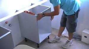 Gana un sitio para el microondas y organiza mejor tu cocina. Montaje De Armarios De Cocina Bajos Youtube