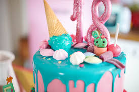 Die donuts mittig auf die torte in die kuvertüre setzen. 18th Birthday Cake Geburtstagstorte Zum 18 Drip Cake Sallys Blog