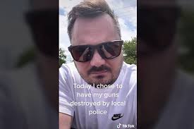 HEY, LOOK AT ME: Oregon Man Surrenders His Two-Gun Arsenal To Police After  Uvalde Massacre