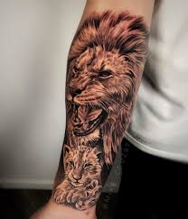 110 meilleurs tatouages lion et leur signification. Tatouage De Lion Et Lionceaux Sur Avant Bras Tatouage Lion Tatouage De Lion Sur Le Bras Tatouage Tete De Lion