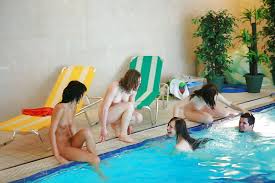 Maedchenklasse nackt im Schwimmbad - 182 photos