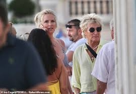 Browse 5,565 penny lancaster stock photos and images available, or start a new search to explore. Rod Stewart 75 Halt Die Hande Mit Der Glamourosen Ehefrau Penny Lancaster 49 In Kroatien Aktuelle Boulevard Nachrichten Und Fotogalerien Zu Stars Sternchen