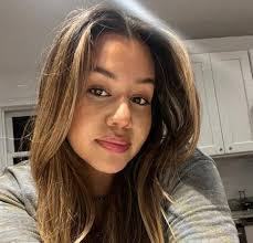 Mara Johnston's Instagram, Twitter & Facebook