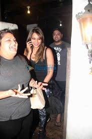 Bipasha Basu Snapped Post Getting A Haircut At Hakim Aalim S Salon Parties Events Bollywood Hungama Bipasha basu with feather haircut. bollywood hungama