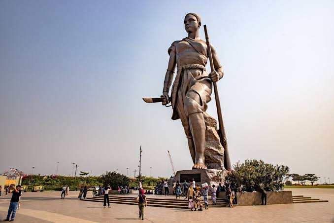 Bénin: Cotonou - Amazon Statue - Hoblets On The Go