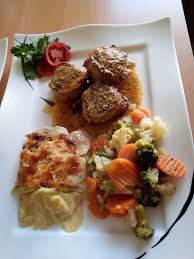Filetscheiben Vom Schwein Im Speckmantel Kartoffelgratin Rezept Rezept Rezepte Speckmantel Fleisch Gerichte