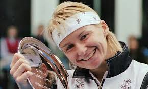 Prague (ap) — jana novotna, who won the hearts of the tennis world by sobbing on the shoulder of a member of the british royal family after a tough loss in the wimbledon final, has died at the age of 49. Tennis Wimbledon Siegerin Novotna Mit 49 Jahren Gestorben Kleinezeitung At