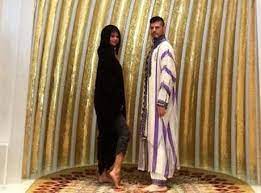 Selena gomez committed a major cultural faux pas when she exposed her leg inside a dubai mosque to close out 2014. Picture Of Selena Gomez In Abu Dhabi Mosque Stirs Controversy Morocco World News