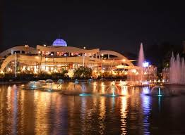 Paralela 45 a pornit la drum în aprilie 1990, în sediul unei foste florării din centrul bucureștiului, cu pentru biletele de avion sau inchirierile de autoturisme putem avea reduceri permanente datorita volumului mare de rezervari facute pe acest segment. Circuit Autocar Paralela 45 Satu Mare