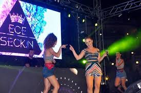 Ece Seckin Costurdu Manavgat Ta Konser Veren Ece Seckin Turkce Ve Ingilizce Sarkilarla Tatilcileri Costurdu Kizilagac Bolgesindeki Star Konserler Spor Alanya