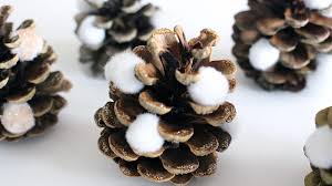 Une boule de noël à suspendre. Tuto Enfants Une Suspension Pomme De Pin Pour Noel M6 Deco Fr