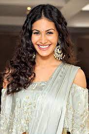 Les autres artistes sont sunil grover, gauahar khan et zeeshan ayyub. Amyra Dastur Owlapps