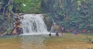 Air terjun adalah formasi geologi dari arus air yang mengalir melalui suatu formasi bebatuan yang mengalami erosi dan jatuh ke bawah dari ketinggian. Segarkan Minda Di Air Terjun