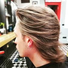 E un carré morbido che poggia sulle spalle Headrush I Capelli Lunghi Sono Simbolo Di Bellezza E Buona