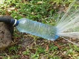 √ i̇çi su dolu ve toprağa hafif gömülü olan küçük pet şişenin üzerine büyük pek şişeyi kapatıyorsunuz ve etrafını hafif toprakla damlama sulama. Sahada Bir Sulama Sistemi Nasil Organize Edilir Ulkede Kendiniz Sulama Yapin