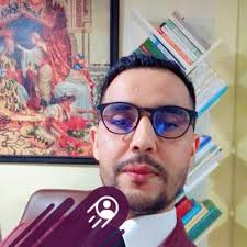 في كتابه "سيكولوجية الجماهير" يقول غوستاف لوبون: "الجماهير لا تُصغي إلى صوت  العقل، بل تنجذب إلى العاطفة، وتعجب بالقوة وتخضع لها، وتعرض عن الحقيقة لأنها  ثقيلة الوطأة، بينما تسحرها الأوهام والشعارات الزائفة."