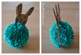 Avant les vacances, l'école de louise a exposé, dans les arbres de la cour de récréation, des bricolages de pâques réalisés par les enfants. Diy Bricolage Paques Lapins A Gogo