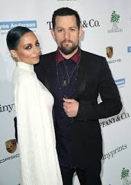 Self described as adventurous, independent and a tough kid, cameron left home at 16 and for the next 5 years lived in such varied locales as japan, australia, mexico, morocco, and paris. Wahrend Benji Madden Glucklich Mit Cameron Diaz Verheiratet Ist Wird Sein Zwillingsbruder Von Nicole Richie Verlassen Watson