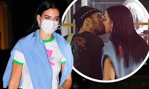 Dua lipa and anwar hadid let the cat out of the bag that they're dating by snuggling at a uk festival show — but we've learned before they cozied up to music, they played their own and one of the easiest ways to do that is to start dating an american celebrity. Dua Lipa Packs On The Pda With Boyfriend Anwar Hadid During Dinner Date In Nyc Daily Mail Online