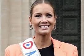 Amandine petit a débuté l'aventure miss france en septembre dernier en remportant l'élection miss normandie, à coutances, à l'ouest de la région. Amandine Petit Miss France 2021 Sexy En Bikini Sur Instagram La Toile S Enflamme