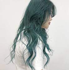 グリーン 緑 レイヤー 派手髪 個性 アッシュ グラデーションカラー インナーカラー パーマ ヘアカラー グリーン ヘアスタイル ロング 派手髪