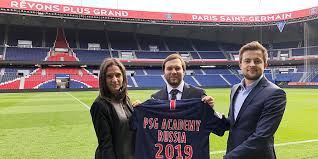 A brand new parc des princes experience that will enable all of our supporters to discover the mythical parisian arena and take in the history of the club in an interactive and immersive manner. V Rossii Poyavilas Pervaya Oficialnaya Akademiya Pszh