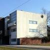 La corbusier 1922 yılında kuzeni pierre jeanneret ile 1950'li yıllara kadar sürecek bir ortaklık kurarak bir stüdyo açtı ve mimariye geri döndü. 1