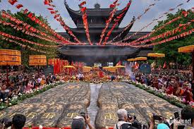 NGHÌN NGƯỜI CẦU NGUYỆN BÊN 'DẤU CHÂN PHẬT ĐÀ' NẶNG HƠN 100 TẤN Ở CHÙA TAM CHÚC 🙏 “Dấu chân Phật Đà” là một biểu tượng “Phật tích”, được tôn tạo trong