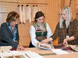 The ensemble was a gift from her royal grandparents. Prinsessens Bunad Det Norske Kongehus
