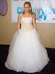 Хилари дафф, чад майкл мюррэй, дженнифер кулидж, дэн берд в комедийном мелодраме история золушки сегодня в 11:00 на нтк! Pin By Joanna S On Hilary Duff Movie S Cinderella Story Dress Masquerade Gown Dresses